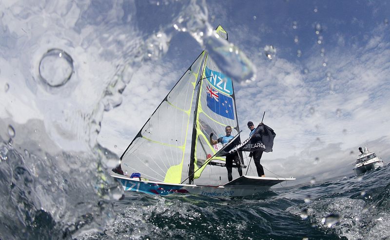 Los neocelandeses Peter Burling y Blair Tuke celebran al cruzar la línea de meta para ganar la plata en la clase 49er de vela en los Juegos Olímpicos de Londres 2012.