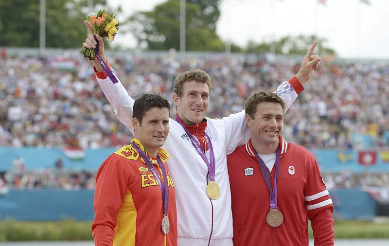 David Cal en el podio junto a los otros dos medallistas.