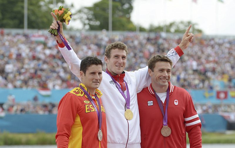 David Cal en el podio junto a los otros dos medallistas.