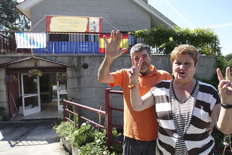 Los padres del palista David Cal, María José y Miguel, celebran en su panadería de Coirola medalla de plata conseguida por su hijo en la prueba de C1, 1.000 metros, de los Juegos de Londres 2012.