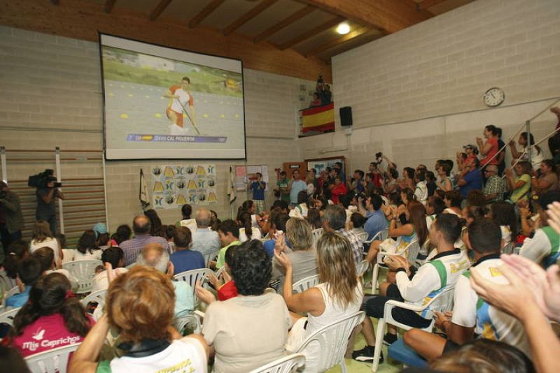 Los integrantes del Club de Remo Ría de Aldán siguen la prueba de C1, 1.000 metros, apoyaron en la distancia a David Cal. 