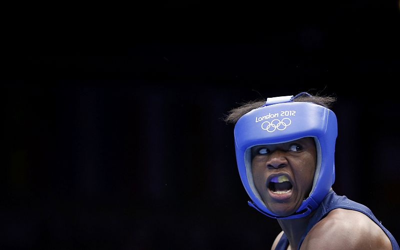 La estadunidense Claressa pelea con Volnova de Kazajstán(no se muestra) durante la  categoría de 75 kg en la semifinal de boxeo.
