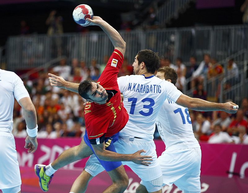 El jugador español Jorge Maqueda (2 º L) realiza un disparo en el partido de cuartos de final de balonmano masculino contra la selección francesa.