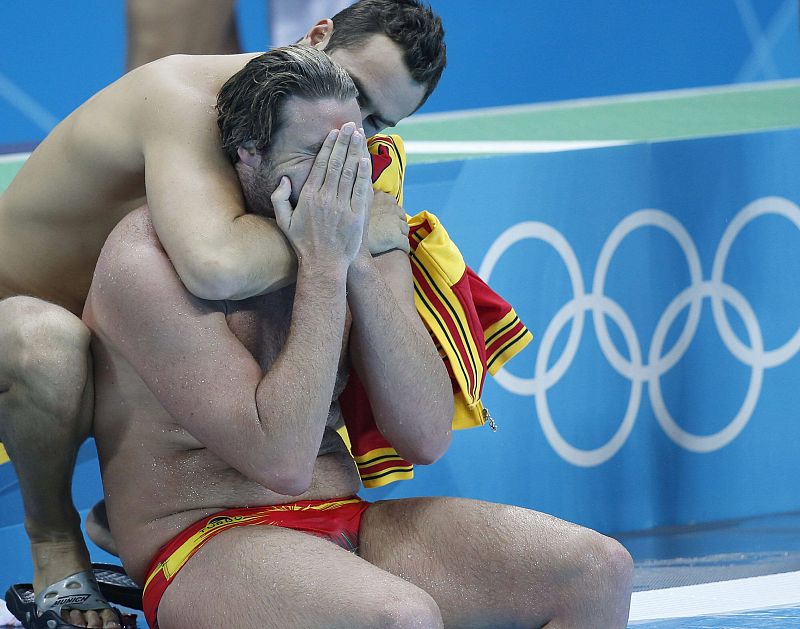 Los españoles Javier Vallés y Guilermo Molina tras perder 11-9 el partido de los cuartos de final del torneo olímpico de waterpolo que las selecciones de España y Montenegro juegaron en el complejo acuático de los Juegos.