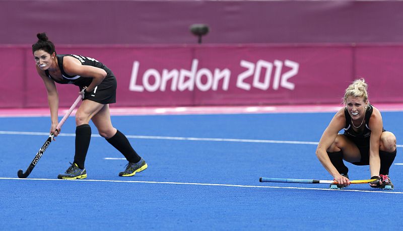 Charlotte Harrison (L) y Punt Anita de Nueva Zelanda preparadas para un corner durante el partido de hockey de las semifinales femeninas contra Holanda en el estadio de Riverside de Londres.