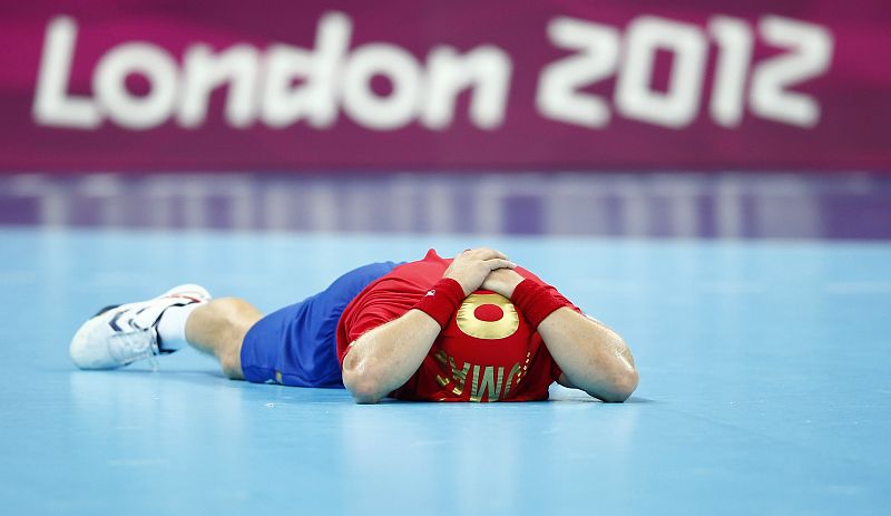 El jugador español Víctor Tomás González  abatido después de perder el partido de cuartos de final de balonmano contra Francia.