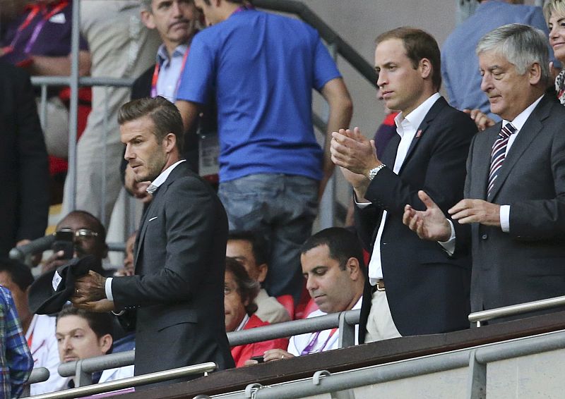 El prince WiEl prince William compartió grada junto al futbolista David Beckham, relevista en la antorcha olímpica.