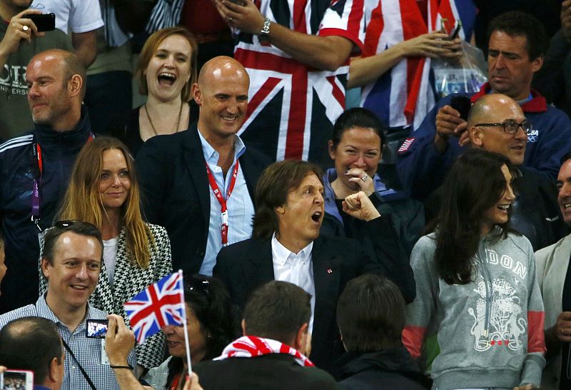 Paul McCartney, acompañado de su hija Stella, celebra uno de los éxitos del equipo briánico de atletismo.