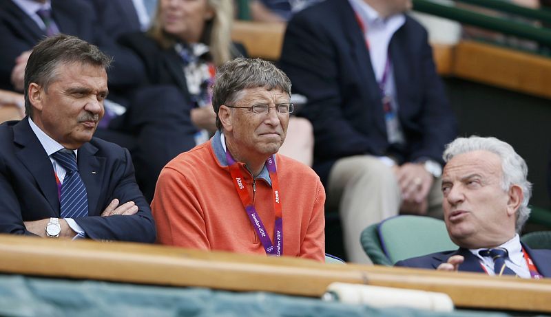 El presidente y cofundador de Microsoft, Bill Gates, ha disfrutado unos días en Londres asistiendo a distintos deportes, como el vibrante partido que disputaron Juan Martin del Potro y Roger Federer  en la semifinal de tenis en Wimbledon.