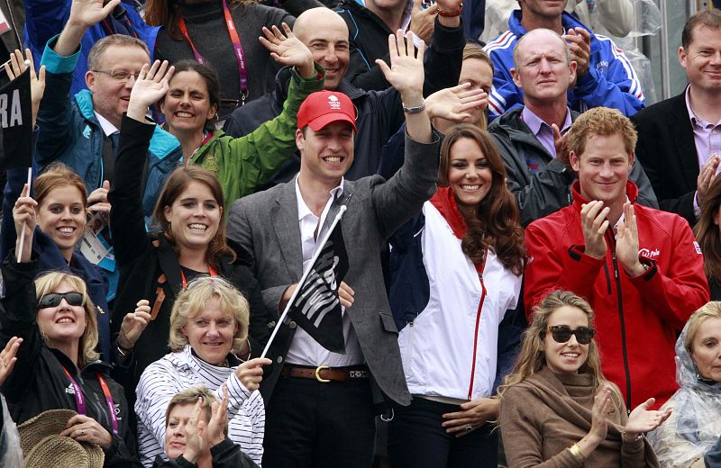 La princesa Beatrice, junto al príncipe Guillermo y su mujer Catalina, duques de Cambridge. Ellos son otros de los asiduos a las competiciones de Londres 2012, como anfitriones de estos Juegos Olímpicos.