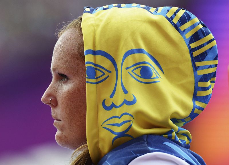La argentina Jennifer Dahlgren es fotografiada ante del inicio de la ronda clasificatoria de la prueba de lanzamiento de martillo.