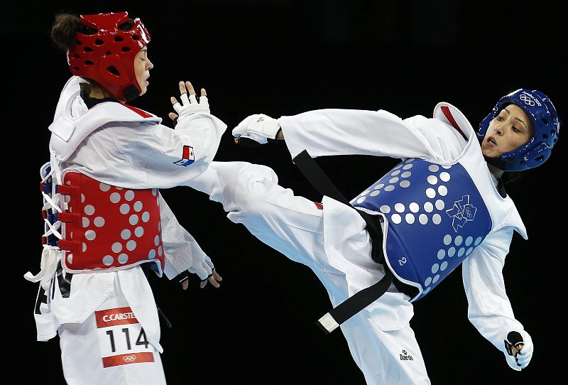 Briguitte Yagüe (azul) combate en la ronda preliminar de la categoría de -48 kilos con la panameña Carolena Carstens