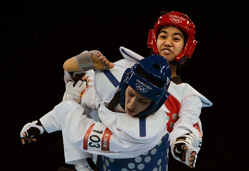 Brigitte Yagüe trata de bloquear un ataque de la deportista tailandesa en la ronda de semifinales