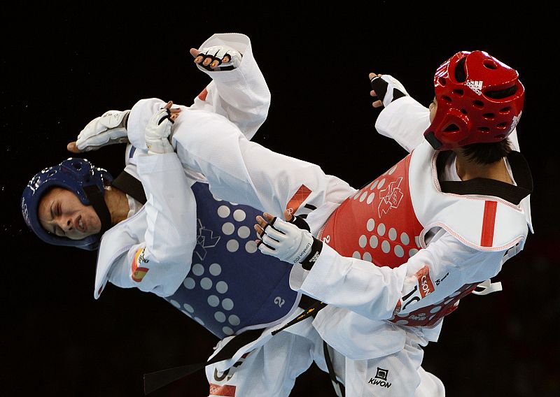 Brigitte Yagüe se defiende de un poderoso ataque de la taekwondista tailandesa