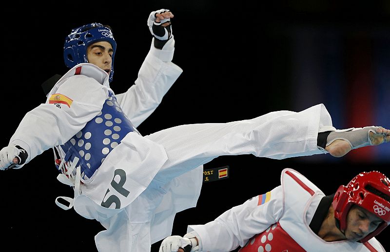 Joel González durante uno de sus ataques ante el colombiano Óscar Munoz en las semifinales de -58 kilos
