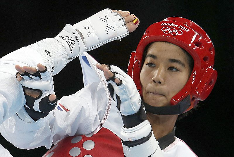 La taekwondista tailandesa Chanatip Sonkham durante el combate contra la española Brigitte Yagüe, durante las semifinales de -49 kilos del torneo de taekwondo.