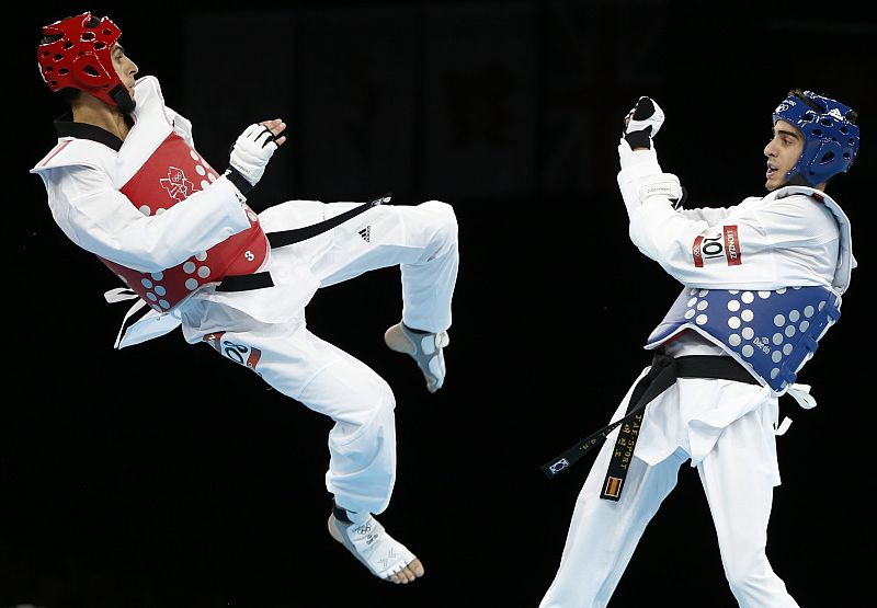 El australiano Safwan Khalil vuela por los aires durante el combate de cuartos de final contra Joel González en la categoría de -58 kilos