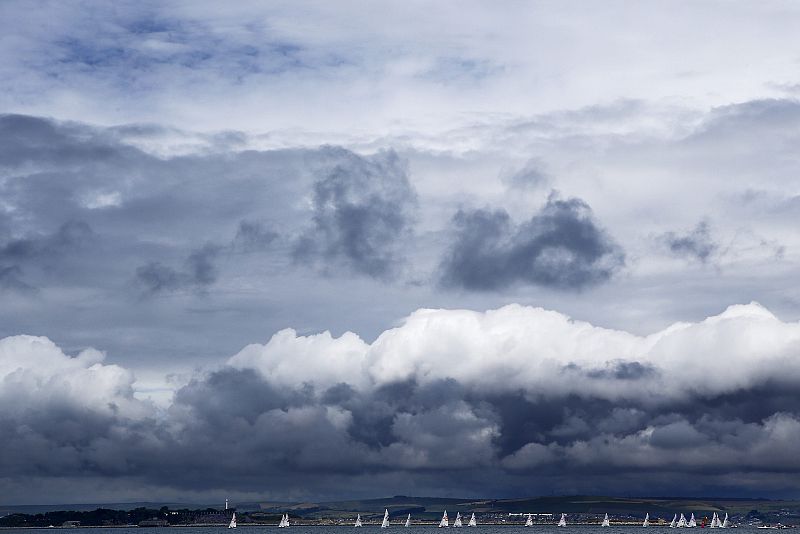 Vista general de la Bahía de Weymouth, durante la quinta jornada de competición en la categoría 470, donde las españolas Berta Betanzo y Tara Pacheco han conseguido clasificarse para la "Medal Race" haciendo un décimo en la clasificación general.