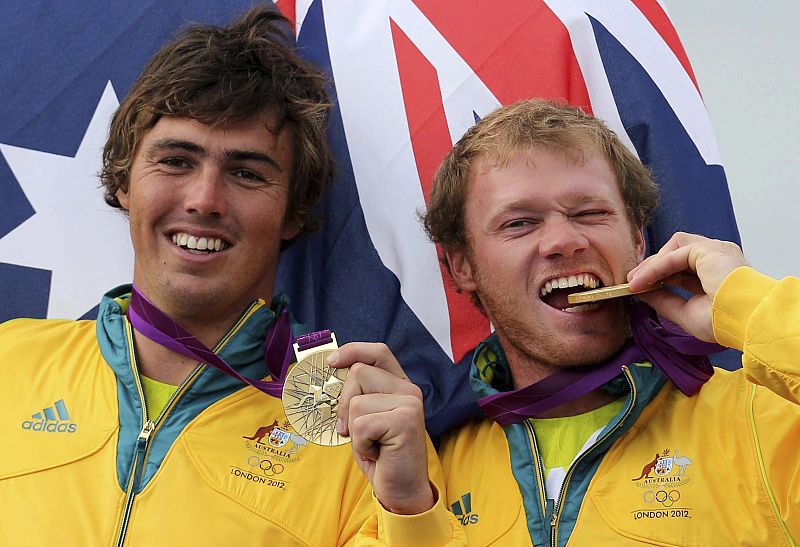 Los australianos Iain Jensen y Nathan Outteridge celebran el oro en la 49er masculino vela.