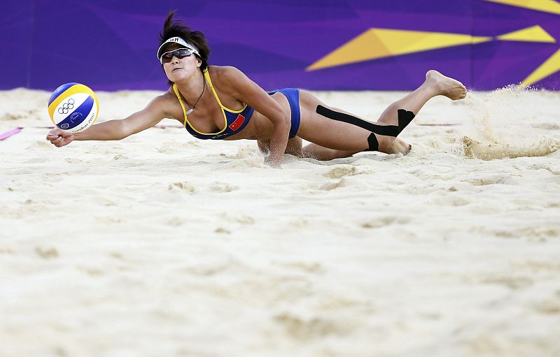 La china Xi Zhang recibe un balón durante el partido por la medalla de bronce de voley playa, entre la pareja china Xi Zhang/Chen Xue y la brasileña Juliana Silva/Larissa Franca.