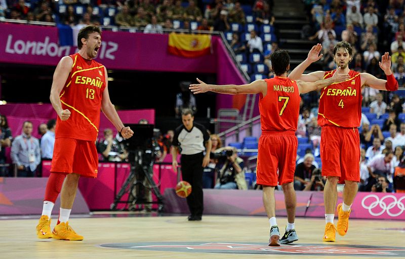 El español Marc Gasol celebra una canasta contra Francia junto a sus compañeros Juan-Carlos Navarro, y Pau Gasol  durante el partido de baloncesto de cuartos de final.