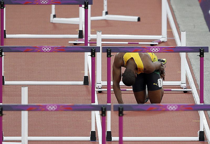 El atleta jamaicano Richard Phillips tras lesionarse en las semifinales de 100 metros vallas de la competición olímpica de atletismo.