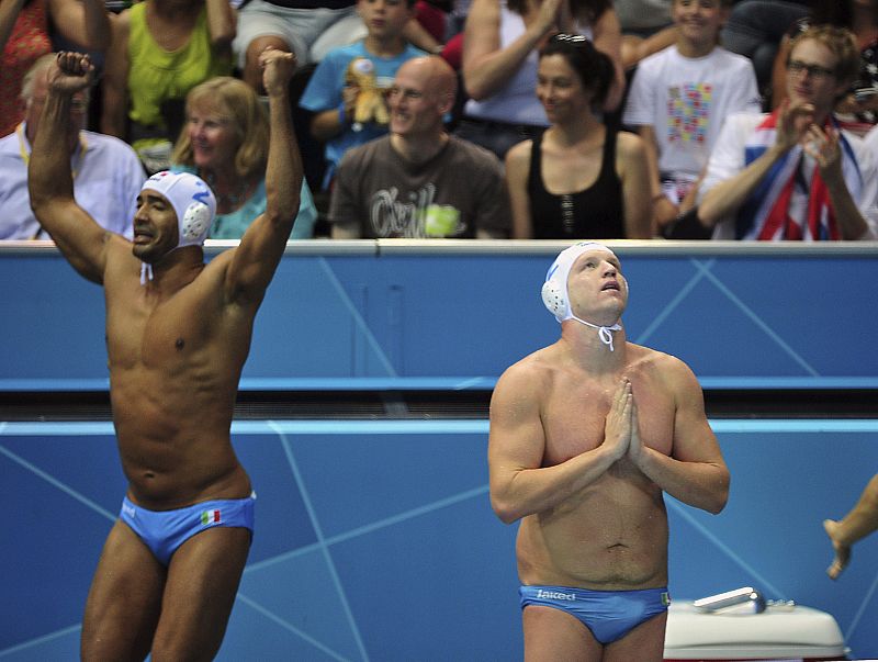 El equipo italiano celebrando su victoria ante Hungría durante los cuartos de final del waterpolo masculino.