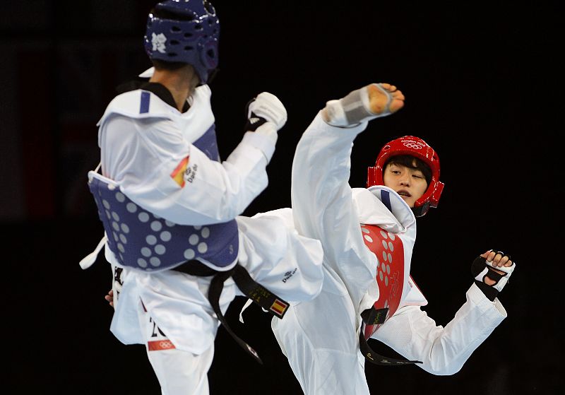 Joel González, durante el combate con el coreano Lee Daehoon.