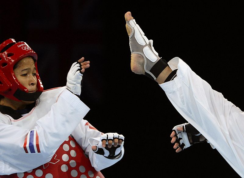 Tseng Chen-Li (R) de Taiwán lucha contra la Rangsiya Nisaisom de Tailanda durante la final femenina de taekwondo en la categoría de -57 kg,
