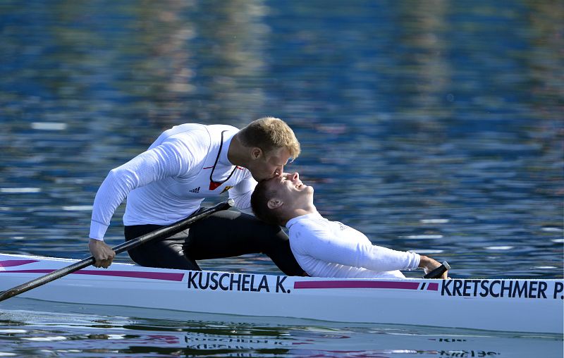Los alemanes Peter Kretschmer (R) y Kurt Kuschela celebran luego de ganar la medalla de oro en la canoa doble (C2) final de 1000m durante los Juegos.