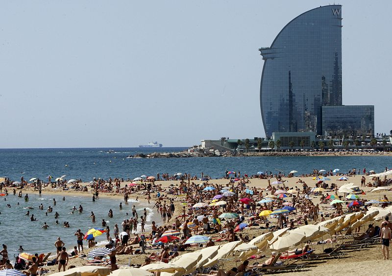 Vista de la playa de la Barceloneta, en Barcelona, abarrotada de gente que busca refrescarse