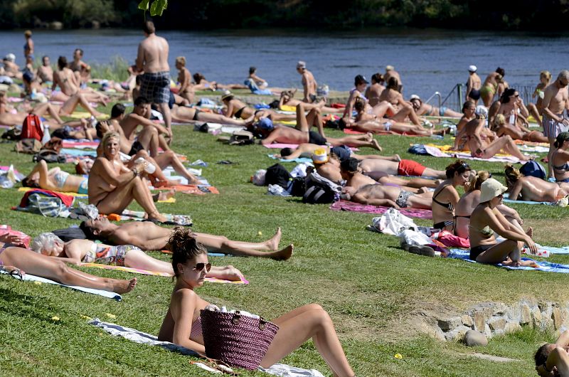 Aspecto que presentaban en la tarde del martes las termas de A Chavasqueira y la zona fluvial del río Miño en la ciudad gallega de Ourense