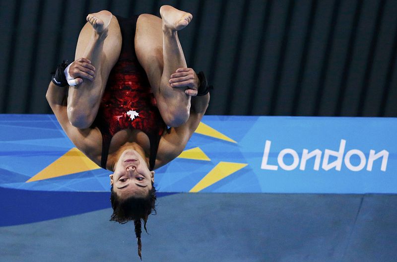 Meaghan Benfeito de Canadá realiza una inmersión durante la semifinal de trampolín femenina de 10m en los Juegos Olímpicos de Londres 2012 en el Centro Acuático.