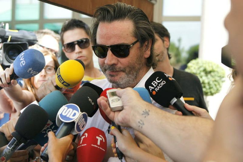 El director Enrique Urbizu a su llegada al tanatorio de Tres Cantos para visitar la capilla ardiente con los restos mortales del actor, director cinematográfico y productor español Sancho Gracia, que falleció anoche en Madrid