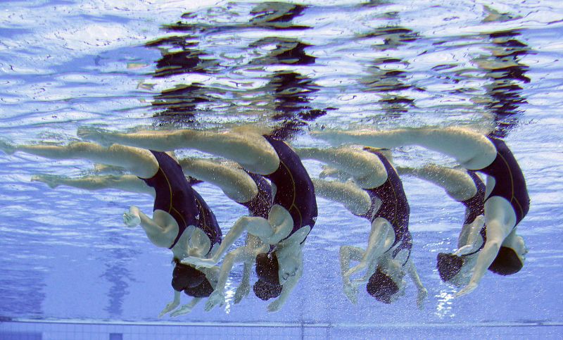 El equipo español de natación sincronizada practica el ejercicio antes de la prueba de rutina técnica de natación sincronizada.