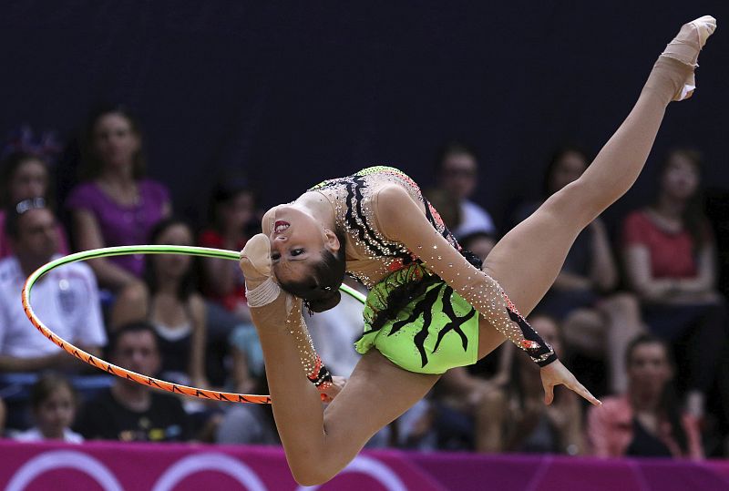 La gimnasta española Carolina Rodriguez ejecuta su ejercicio de aro en la fase clasificatoria del concurso completo individual olímpico de gimnasia rítmica.