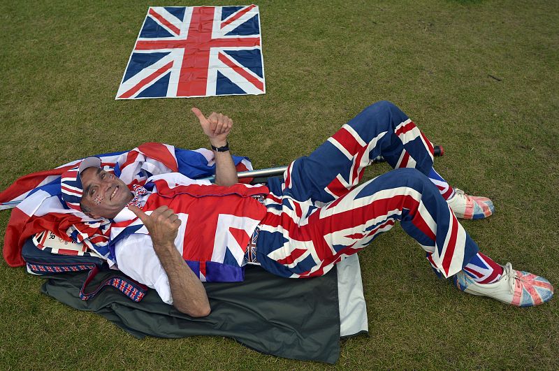 Un británico vestido de pies a cabeza con la Union Jack, en el exterior del estadio Olímpico de Londres.