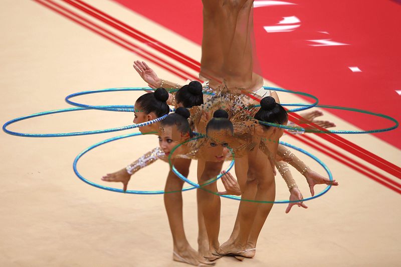 La gimnasta rusa Daria Dimitrieva realizando el ejercicio de aros en la segunda ronda de clasificación del concurso individual de gimnasia rítmica.