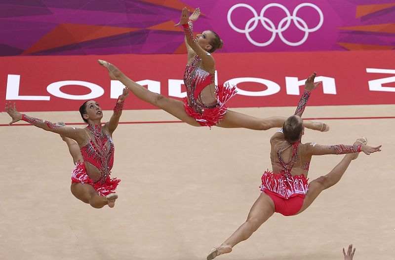 El conjunto italiano ejecuta su ejercicio de pelota en la fase clasificatoria del concurso completo por conjuntos olímpico de gimnasia rítmica.