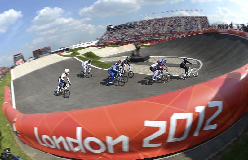 Ciclistas compiten en los cuartos de final de Ciclismo BMX de los Juegos Olímpicos de Londres 2012.