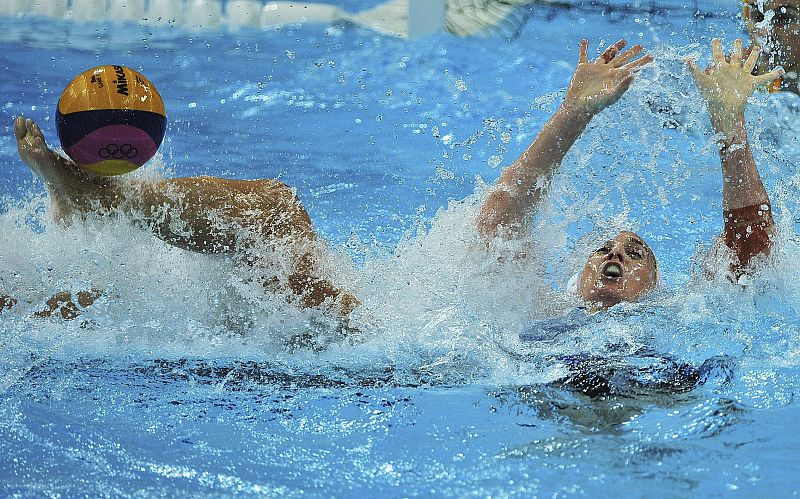 La australiana Ash Southern lucha por el balón con la húngara Orsolya Takacs durante el partido por la medalla de bronce de waterpolo femenino.