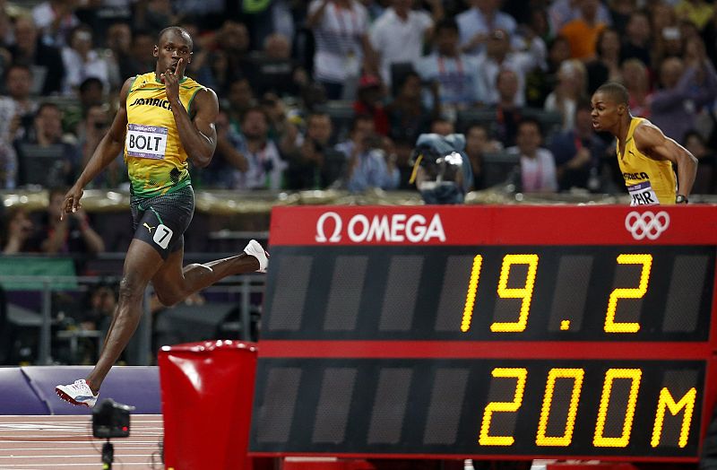 Usain Bolt, a punto de pasar por meta, en la que ha registrado un definitivo 19.32.