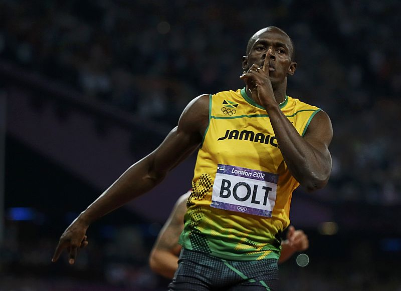 Bolt pide silencio al pasar por meta en primer lugar en los 200 metros lisos.