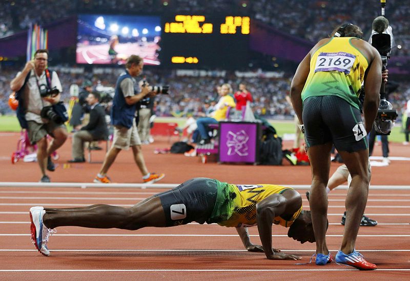Usain Bolt no solo ganó con gran superioridad la carrera de 200 metros, sino que cuando traspasó la línea de meta se puso a hacer fondos.