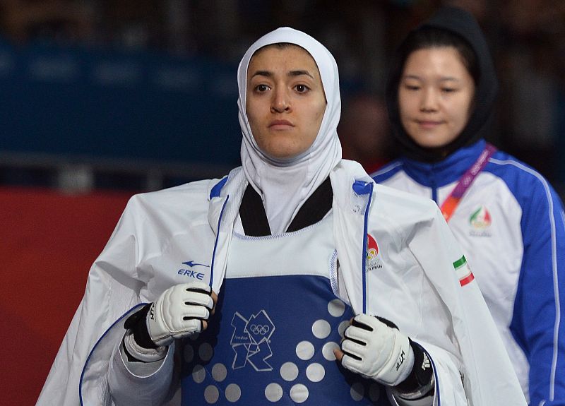 La iraní Sousan Hajipourgoli compite en taekwondo en la ronda preliminar femenina en la categoría de menos de 67 kg.