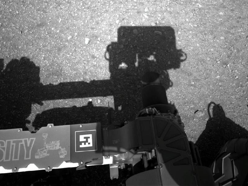 'Curiosity' mira hacia el Sol y muestra la sombra de su mástil
