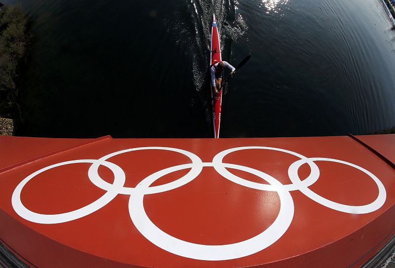 Carrie Johnson, de los EE.UU. compitiendo en kayak individual femenino (K1) 200m en el Eton Dorney durante el Londres 2012.