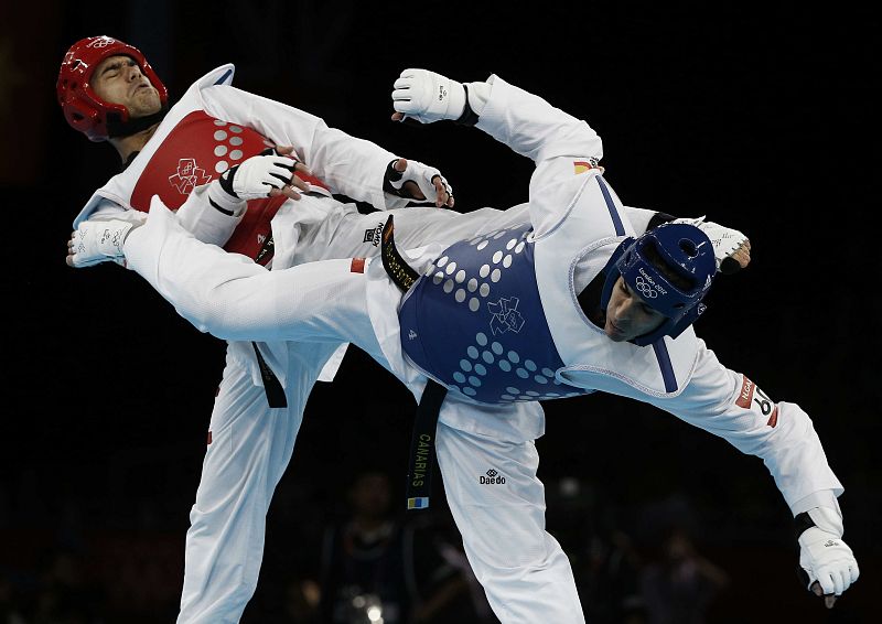 El español Nicolas García (d) durante su combate con el irani Yousef Karami, de la categoría de -80 kilos de taekwondo, García venció y se clasificó para cuartos de final.