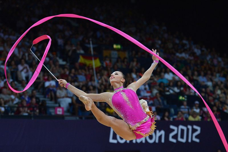 La rusa Daria Dmitrieva realiza la prueba de cinta durante la ronda individual de clasificación de gimnasia rítmica.