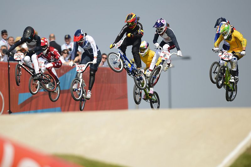 Las ciclistas durante las semifinales de BMX femeninas.
